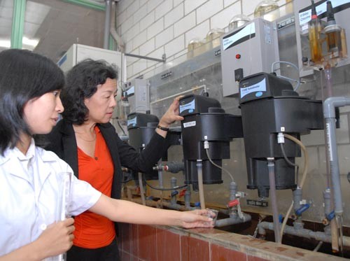 Officials inspect water quality at Thu Duc water supply plant (Photo: SGGP) Officials inspect water quality at Thu Duc water supply plant (Photo: SGGP)
